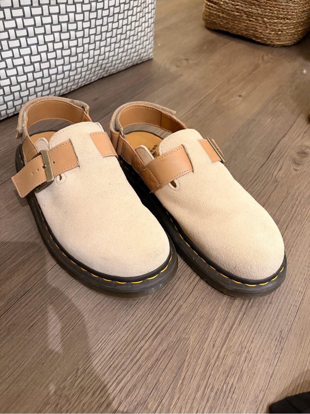 Dr. Marten JORGE II
SUEDE SLINGBACK MULES